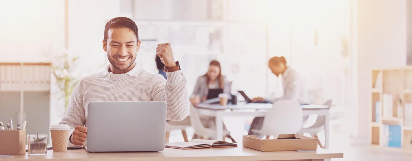 Zespół analizujący wyniki projektów podczas spotkania online